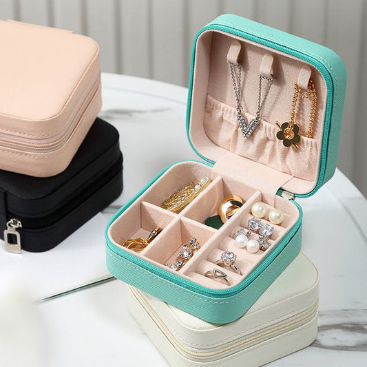 Jewelry Box Travel Jewelry Display Organizer Portable Travel Jewelry Box Jewelry Box Leather Storage Organizer Earring Holder (Random Color)